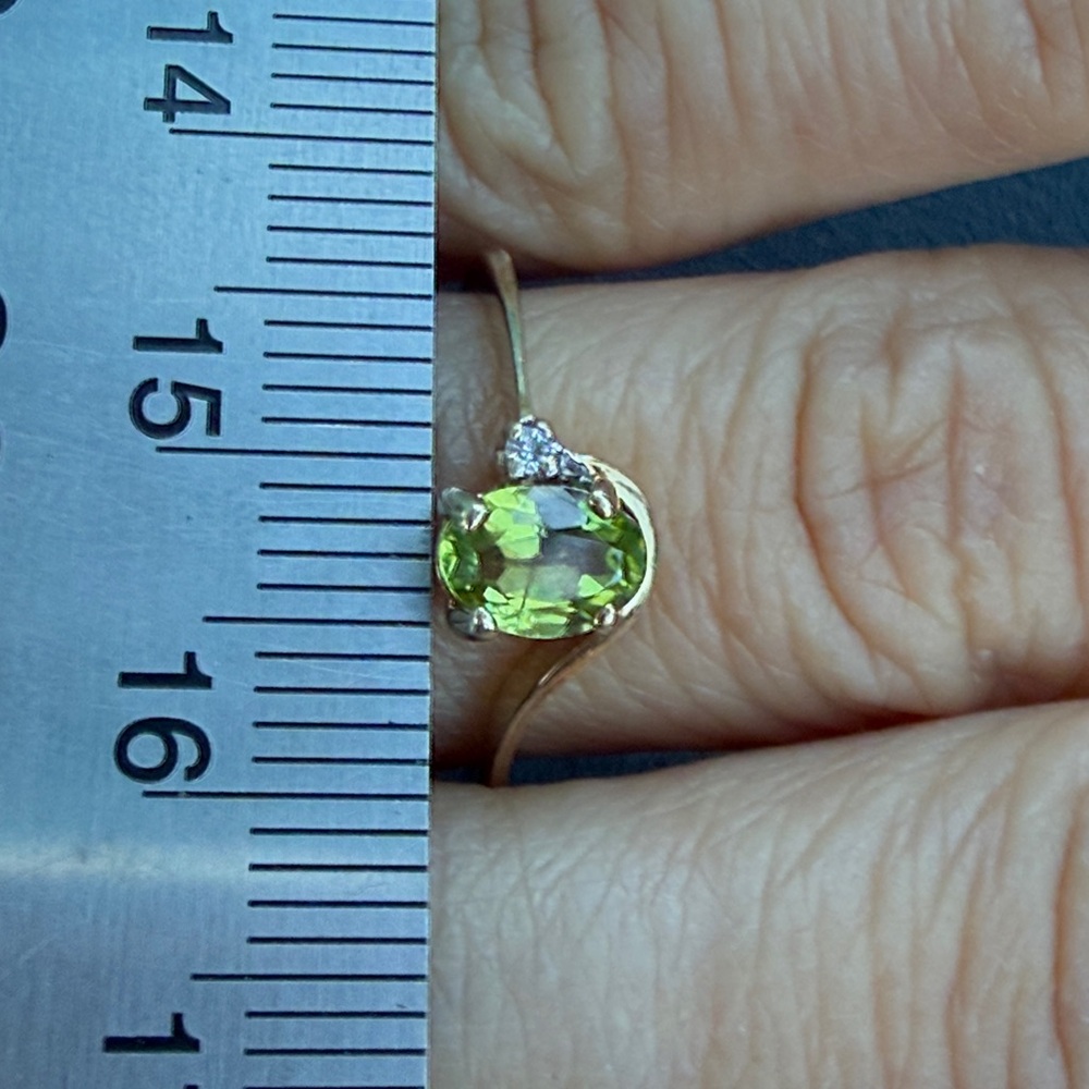 Vintage 14k solid Gold Ring with peridot - Picture 8 of 9